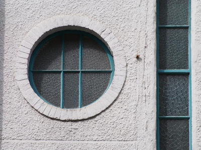 827880 Detail van de bioscoop Wolff City (City Theater, Voorstraat 89) te Utrecht: rond venster in de zijgevel aan de Drift.